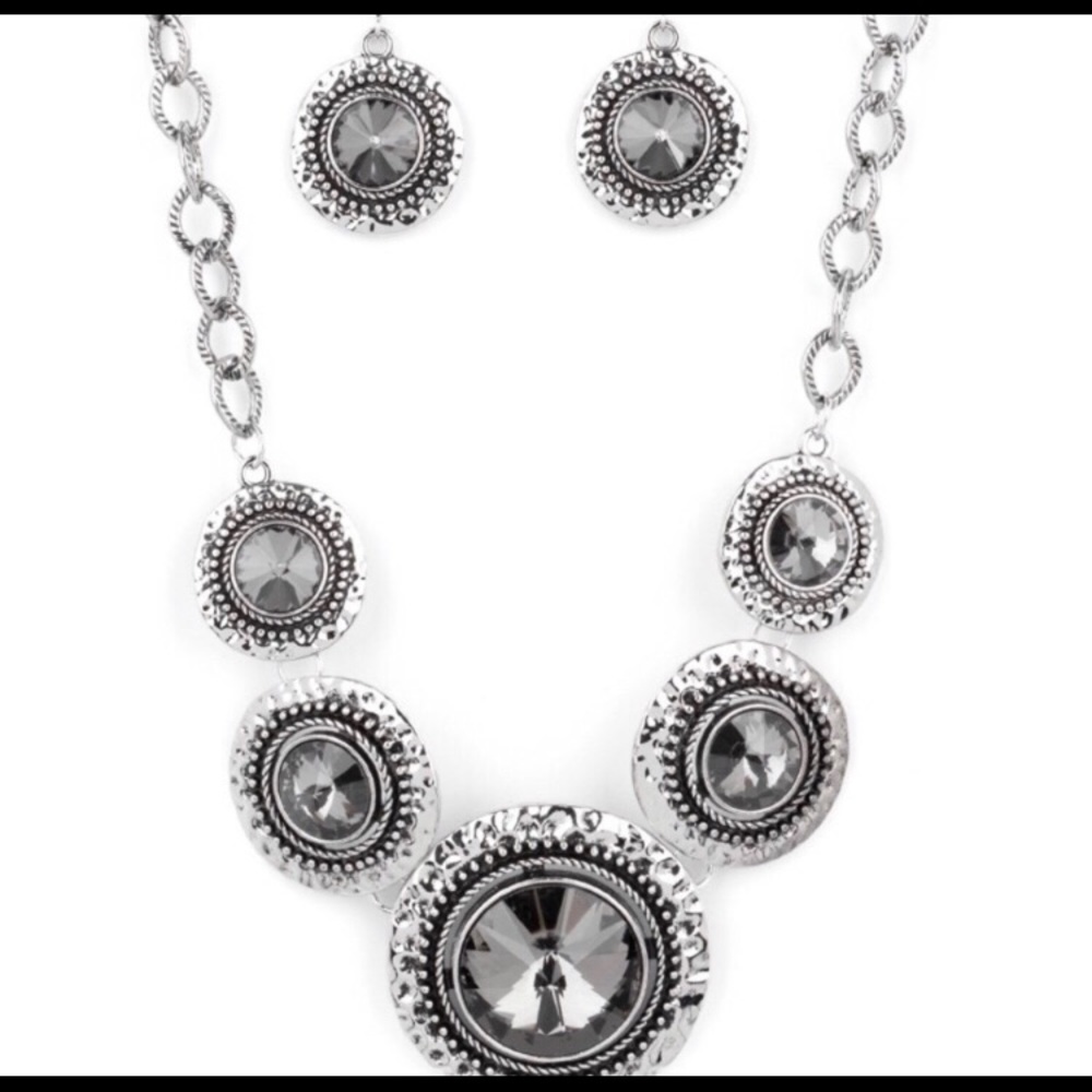 Paparazzi Necklace & Earring Set.. Limited Sale😍